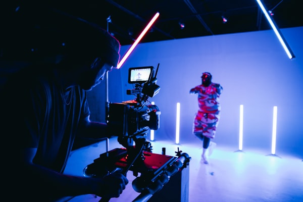 Videocamera professionale pronta per riprese video in studio